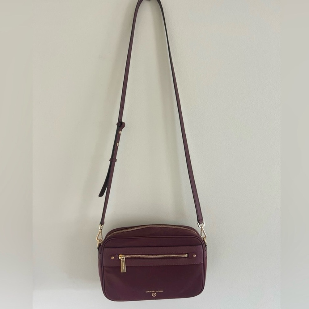 MICHAEL KORS BURGUNDY PURSE WITH SHOULDER STRAP MINT CONDITION